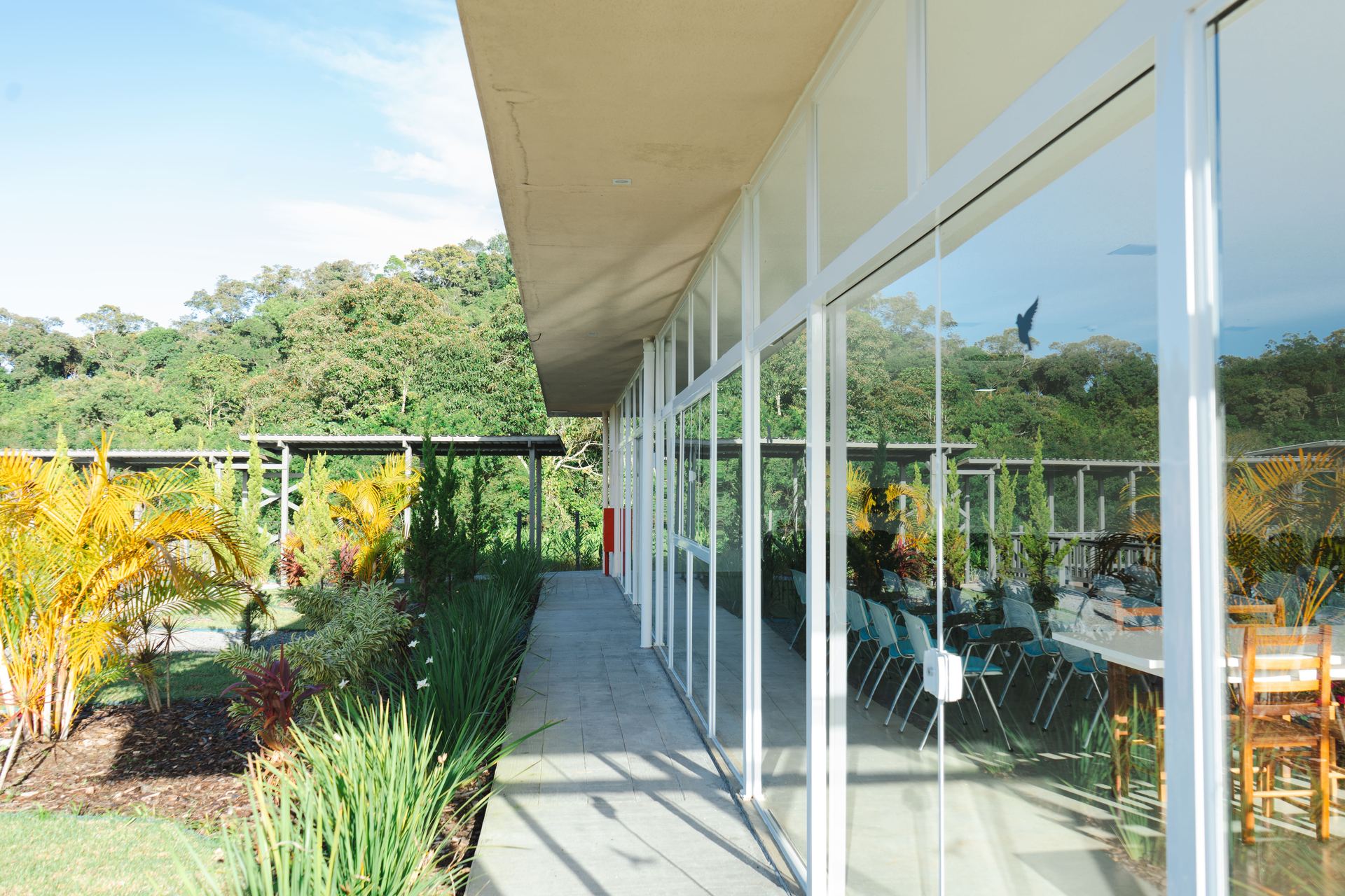 Varanda com jardins e área de convívio na unidade Araquari