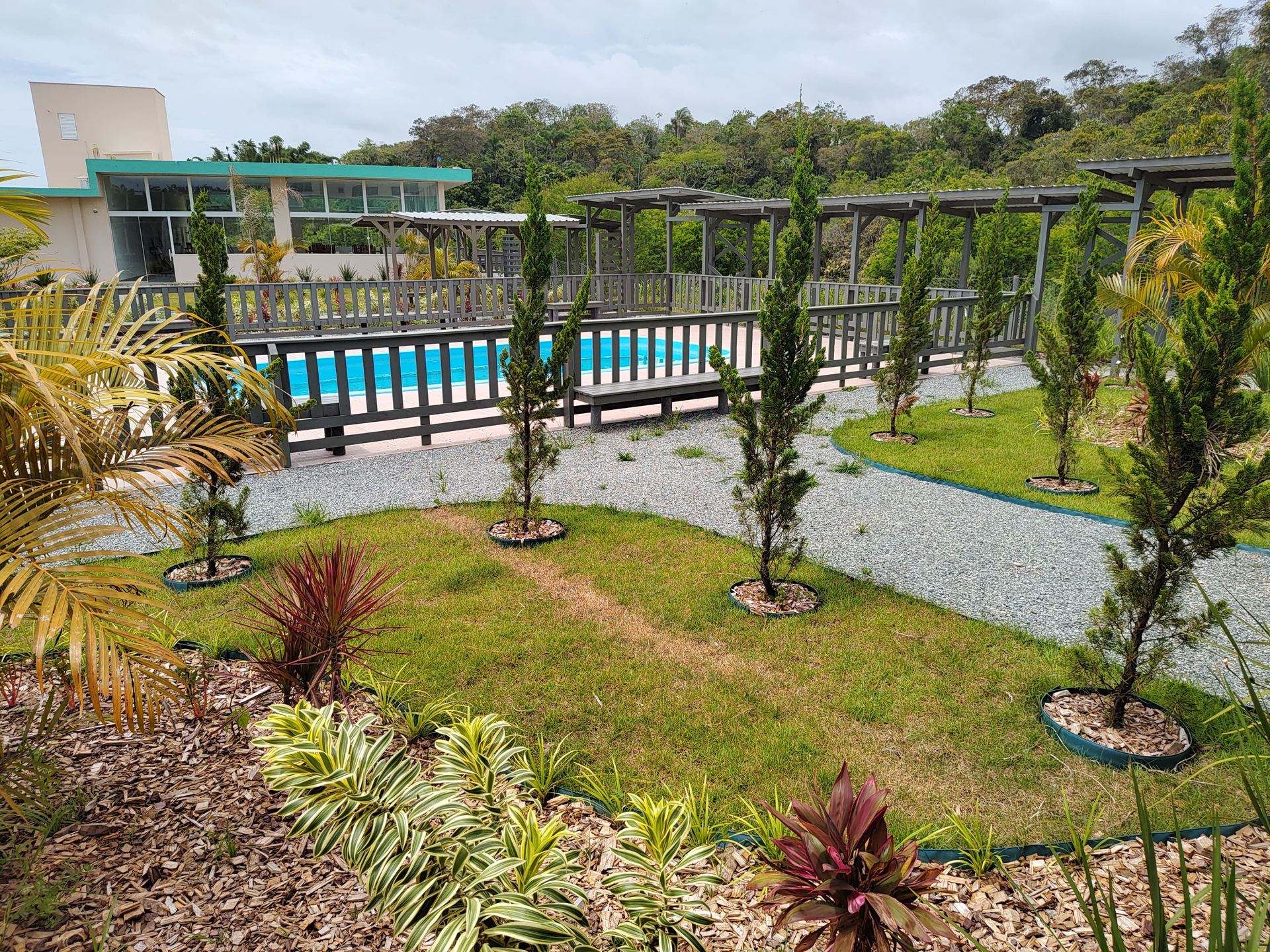 Piscina e área externa de lazer na unidade Araquari