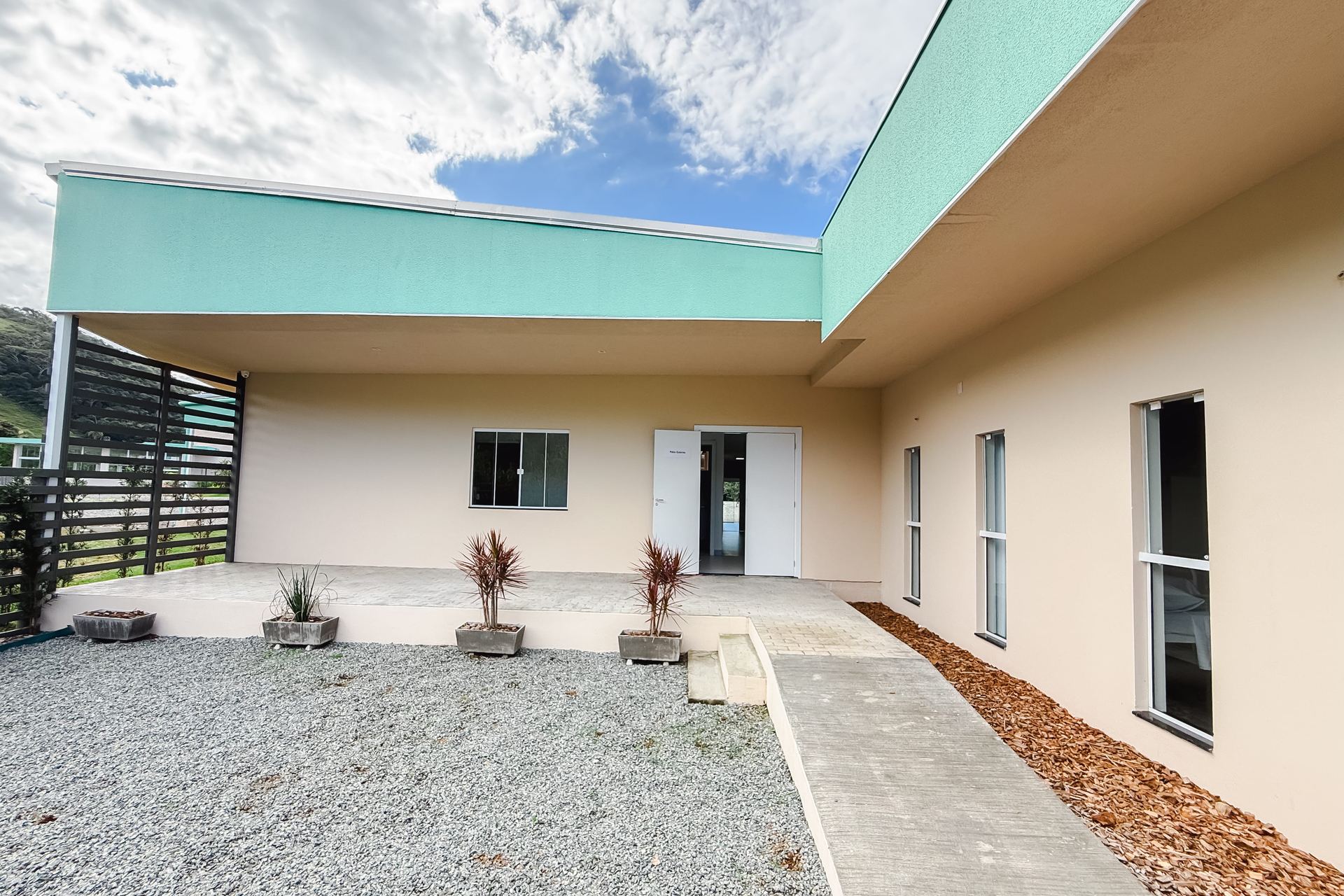 Área externa próxima aos quartos na unidade Araquari