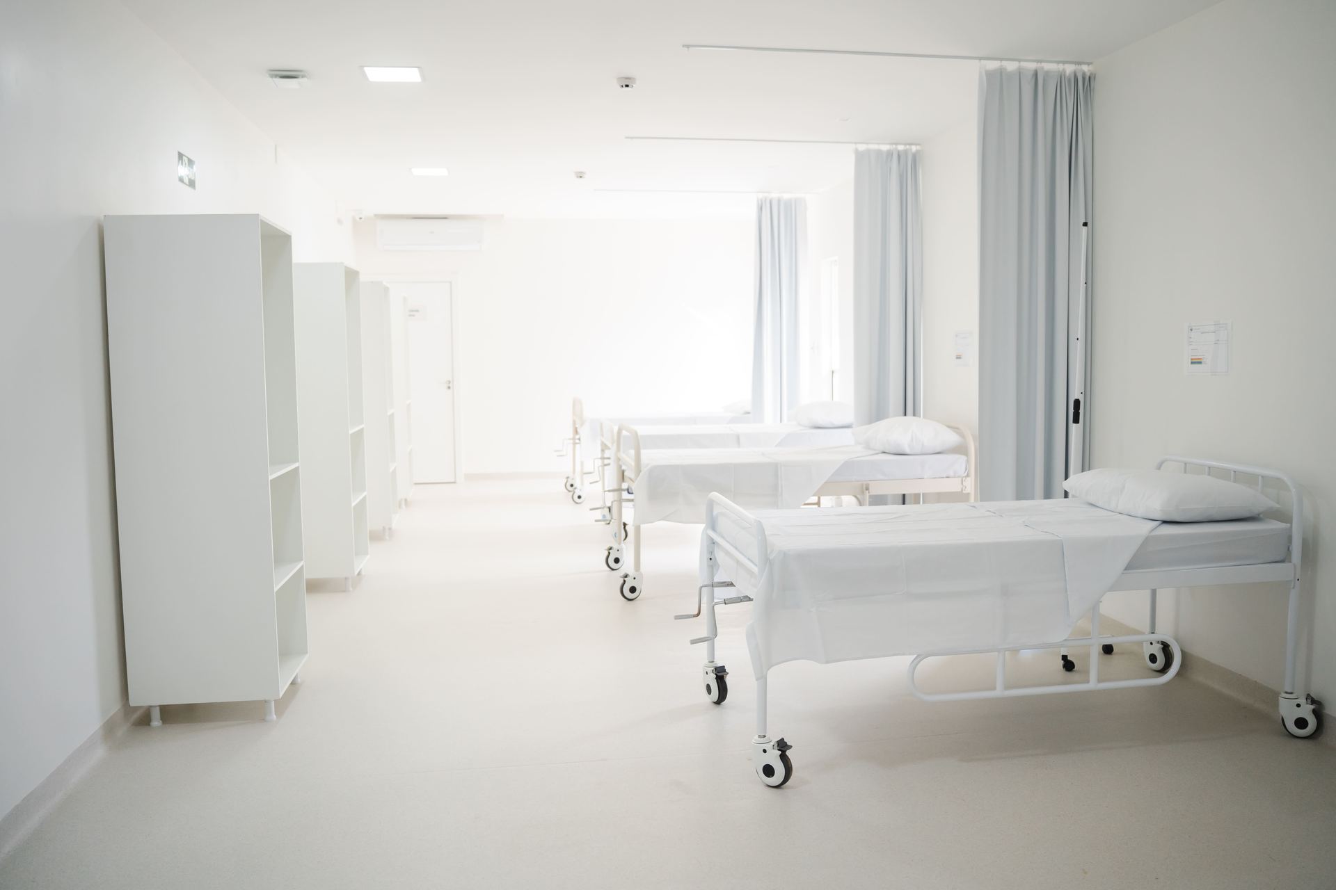 Quarto de internação da unidade Araquari, limpo e confortável