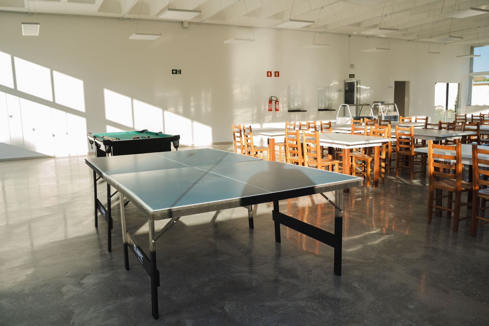 Área de lazer com mesa de sinuca e ping-pong na unidade Araquari