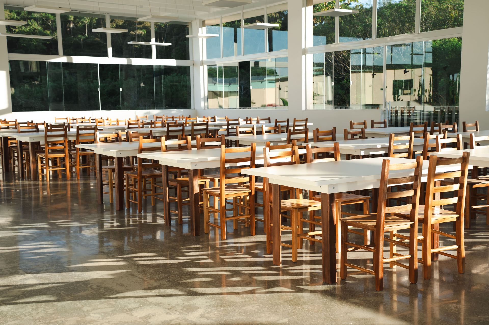 Refeitório amplo e iluminado na unidade Araquari