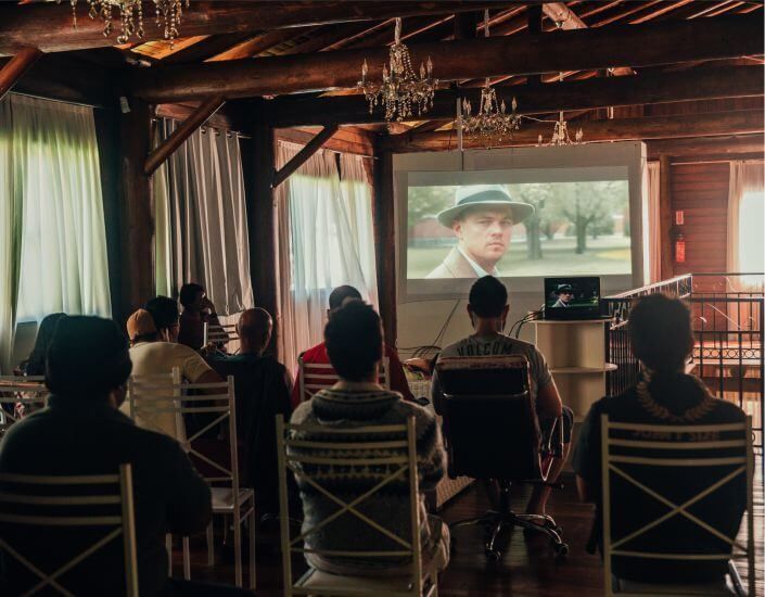Sala de cinema e atividades em grupo