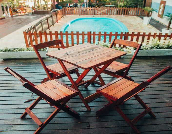 Deck e área de convívio à beira da piscina