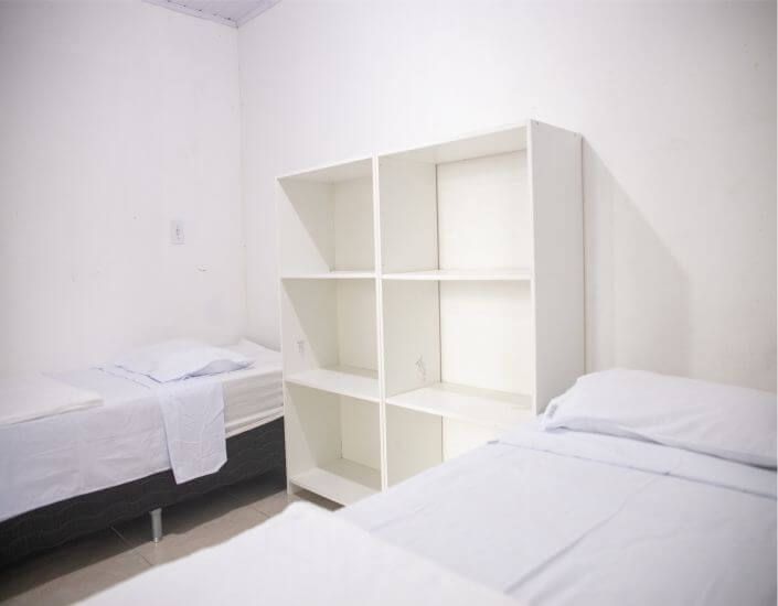 Quarto de internação com armário e camas confortáveis