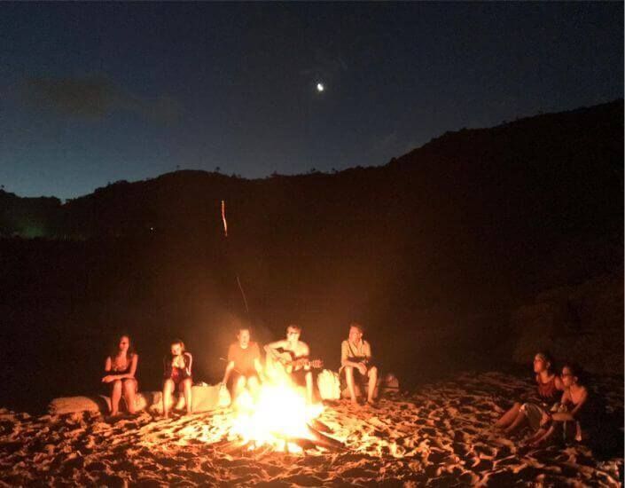 Momento de integração à beira-mar, próximo às praias de Penha