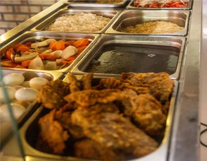 Refeitório com opções variadas de alimentação